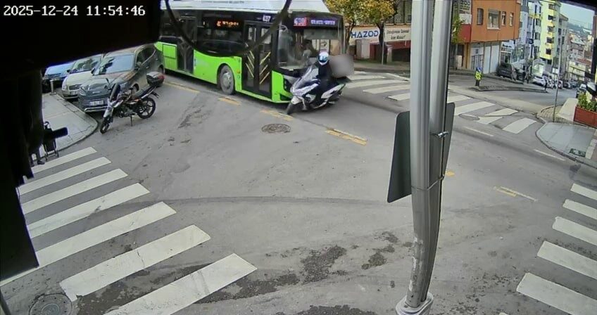 Kocaeli’nin Çayırova ilçesinde belediye otobüsü ile motokuryenin dört yol ağzında