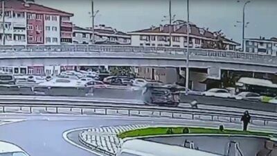 Kocaeli’nin İzmit ilçesinde beton bariyere çarparak devrilen otomobilin sürücüsü ağır