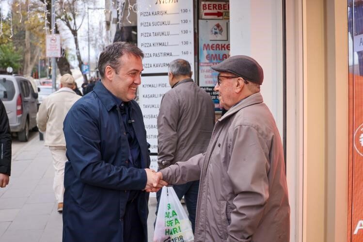 Bilecik Valisi Faik Oktay Sözer, çarşı esnafını ziyaret ederek vatandaşlarla