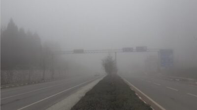 Bilecik’te sabahın ilk ışıkları ile birlikte etkisini gösteren sis günlük