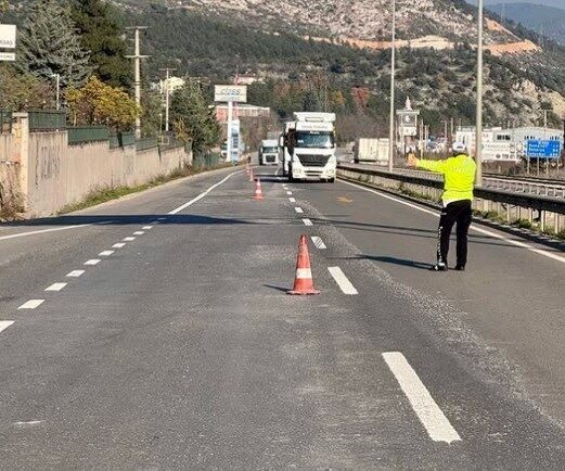 Bilecik trafiğinde yük ve eşya taşıyan araçlarda kış lastiği denetimleri