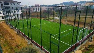 Bilecik’in Osmaneli ilçesinde yeni halı saha, ilçe halkının hizmetine kazandırıldı.