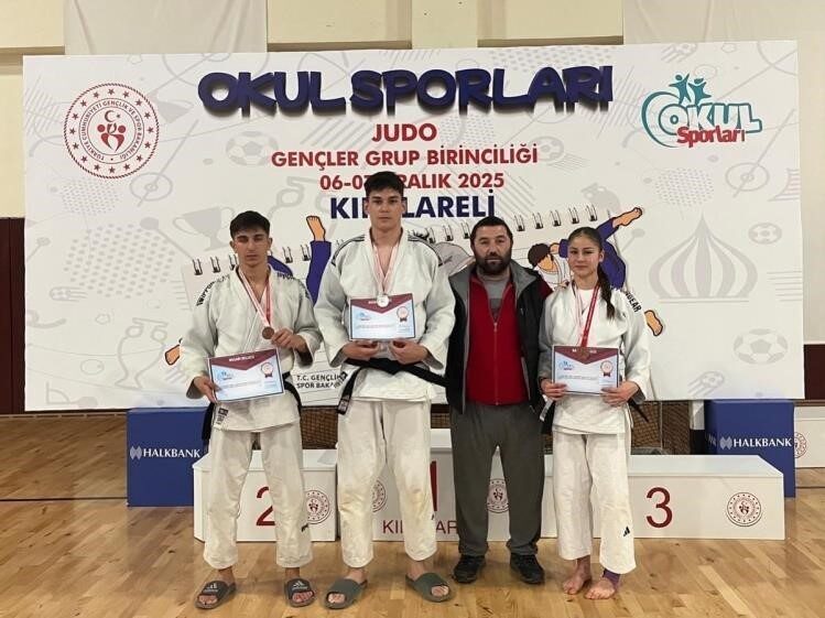 Bilecikli judoculardan Türkiye şampiyonası bileti Bilecikli judocular grup müsabakalarında dereceye girerek Türkiye Şampiyonası’na hak kazandı.