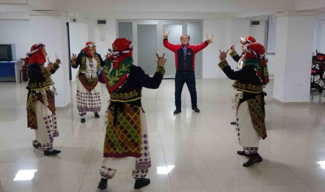 Bilecik’te 45 yıldır halk oyunları ve bağlama dersi veren Kazım