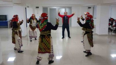 Bilecik’te 45 yıldır halk oyunları ve bağlama dersi veren Kazım