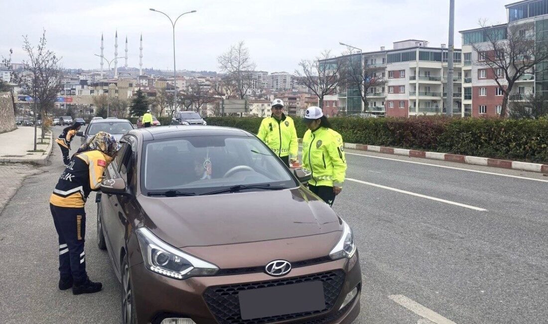 Bilecik’te ambulansa yol ver uyarısı Bilecik’te Acil Sağlık Hizmetleri Haftası kapsamında sürücülere ambulansa yol ver