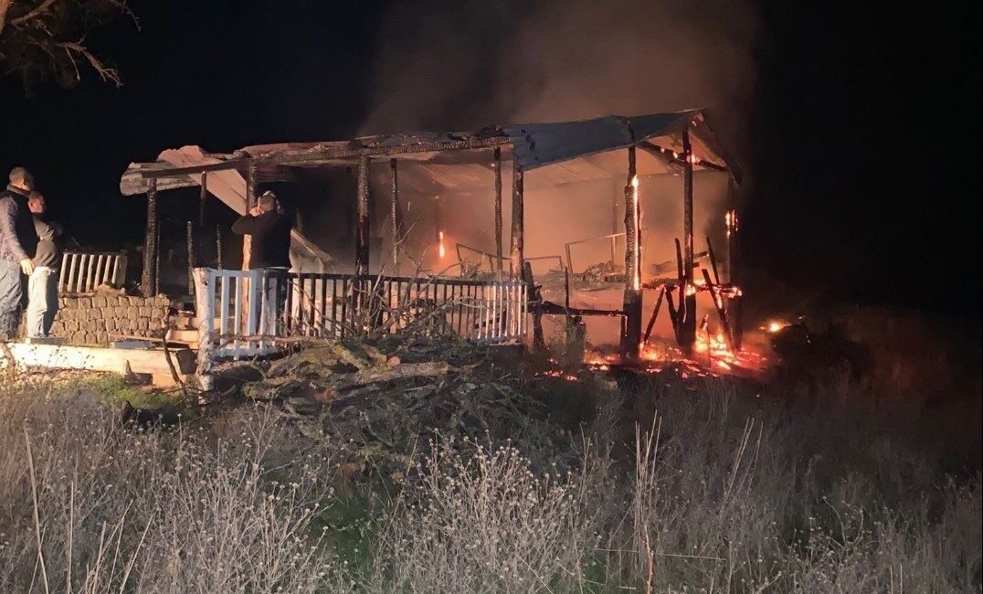 Bilecik’in Bozüyük ilçesinde bir bağ evinde benzinle mangal yakma girişimi