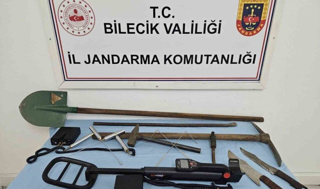 Bilecik’te define avcıları suçüstü yakalandı Bilecik’te izinsiz kaçak kazı yapan 5 kişi jandarma ekiplerince suçüstü