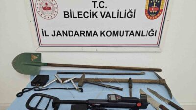 Bilecik’te izinsiz kaçak kazı yapan 5 kişi jandarma ekiplerince suçüstü