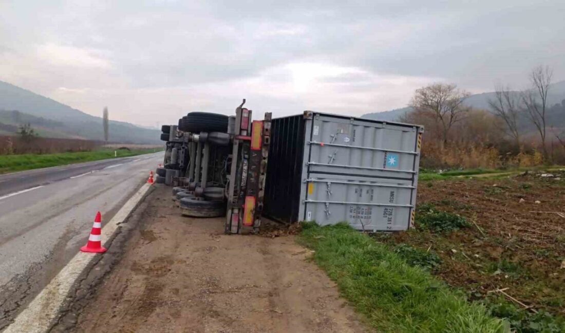 Bilecik’te seyir halinde kontrolden çıkan tır devrilirken, sürücüsü yaralandı. Kaza;