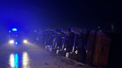 Bilecik’te seyir halindeki tırın devrilmesi sonucu meydana gelen trafik kazasında