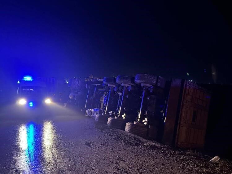 Bilecik’te seyir halindeki tırın devrilmesi sonucu meydana gelen trafik kazasında