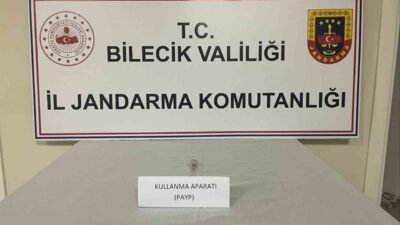 Bilecik’te jandarma ekiplerin uygulaması sırasında ’Dur’ ihtiyarına araç içinden uyuşturucu