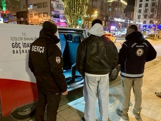 Bilecik’te düzensiz göç ve kaçakçılığa yönelik denetim Bilecik İl Emniyet Müdürlüğü ekipleri tarafından düzensiz göç ve kaçakçılıkla