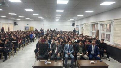 Bilecik’in Refik Arslan Öztürk Fen Lisesi’nde yapay zekâ semineri düzenlendi.