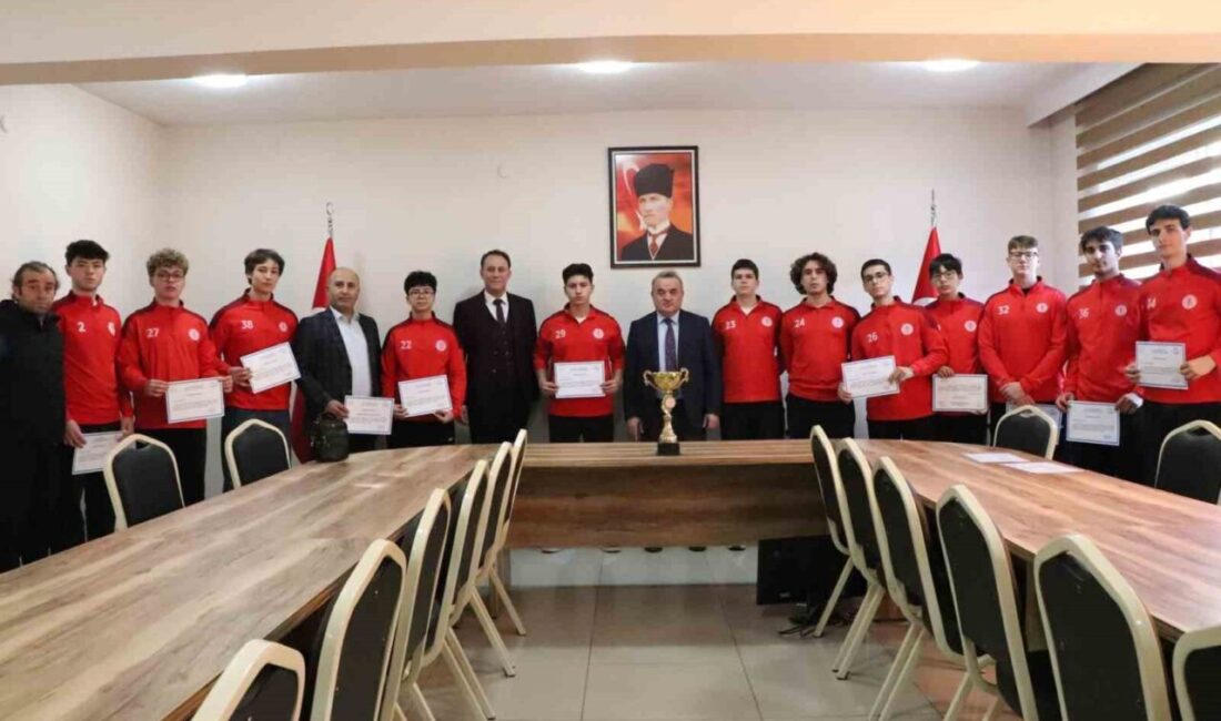 Bilecik’in Bozüyük ilçesinde genç basketbolcular il birincisi oldu. Bozüyük Kaymakamı