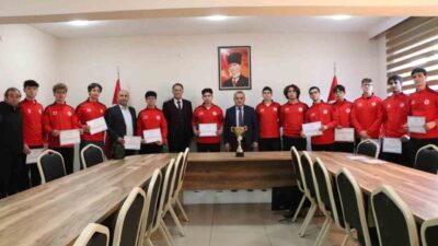 Bilecik’in Bozüyük ilçesinde genç basketbolcular il birincisi oldu. Bozüyük Kaymakamı