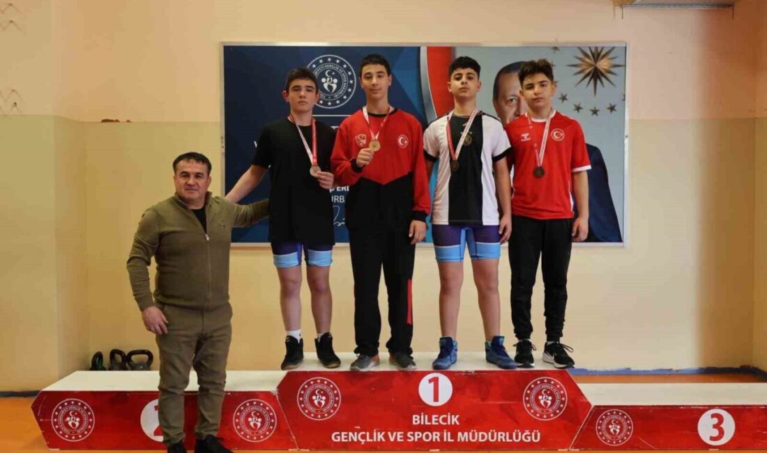 Bilecik’te güreşte gençlerden yoğun mücadele Bilecik’te genç sporcular güreş branşında yoğun mücadele ile teknik becerilerini