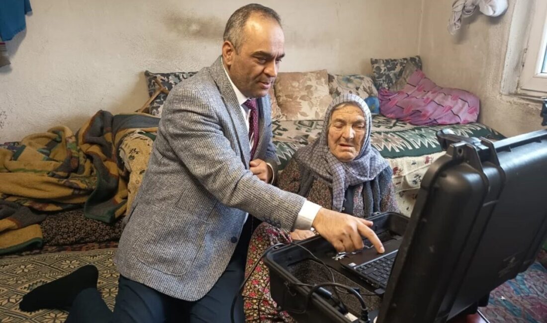 Bilecik’te kamu hizmeti büyüklerin ayağına gitti Bilecik’in Yenipazar ilçesinde kamu hizmeti büyüklerin ayağına gitti. Bilecik’in Yenipazar