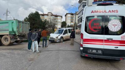 Bilecik’te kamyon ile hafif ticari aracın çarpışması sonucu meydana gelen