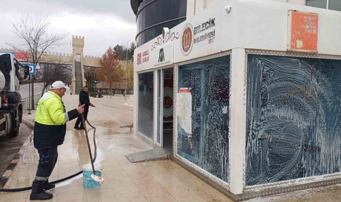 Bilecik’te belediye ekipleri, şehir genelindeki bekleme duraklarında kapsamlı yıkama ve