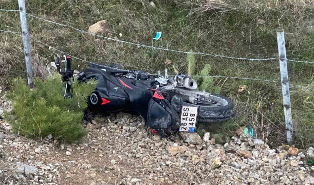 Bilecik’te seyir halinde kontrolden çıkan motosiklet kontrolden çıkarak, önce refüje
