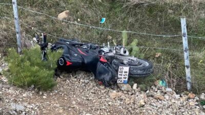 Bilecik’te seyir halinde kontrolden çıkan motosiklet kontrolden çıkarak, önce refüje