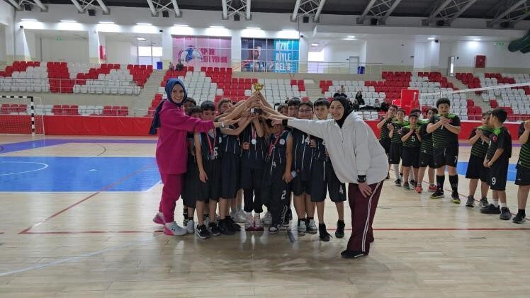 Bilecik’in Bozüyük ilçesinde düzenlenen okul spor faaliyetleri küçük erkek voleybol