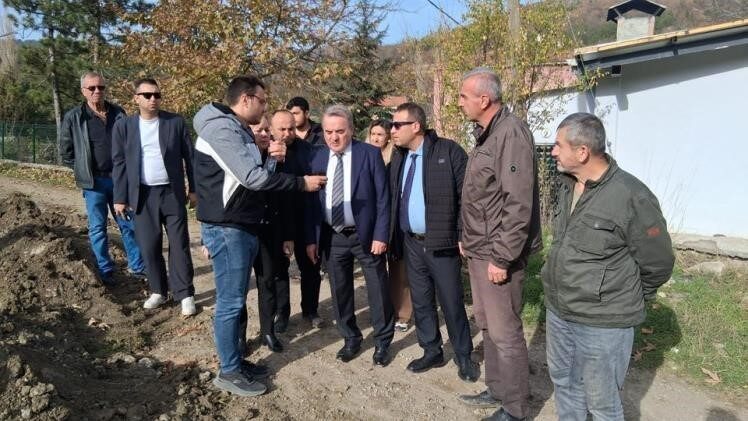 Bilecik’in Bozüyük İlçe Kaymakamı Adem Öztürk, Muratdere Köyü’nde yapımı devam