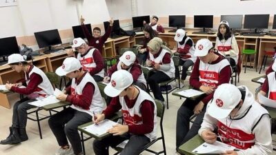 Bilecik’in Bozüyük ilçesinde öğrencilere yönelik okul geçidi görevlisi eğitimi düzenlendi.