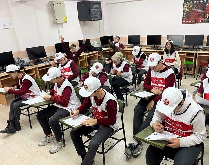 Bilecik’in Bozüyük ilçesinde öğrencilere yönelik okul geçidi görevlisi eğitimi düzenlendi.