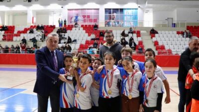 Bilecik’in Bozüyük ilçesinde okul sporları kapsamında düzenlenen voleybol müsabakaları ile