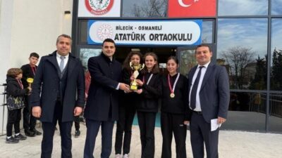 Bilecik’in Osmaneli ilçesinde masa tenisi müsabakalarında dereceye giren Atatürk Ortaokulu