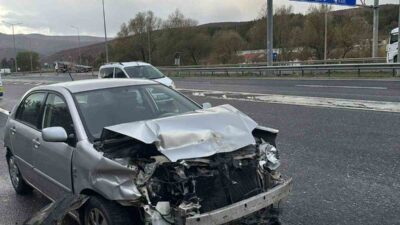 Bilecik’te seyir halindeki kontrolden çıkan otomobil beton bariyerlere çarpması sonucu