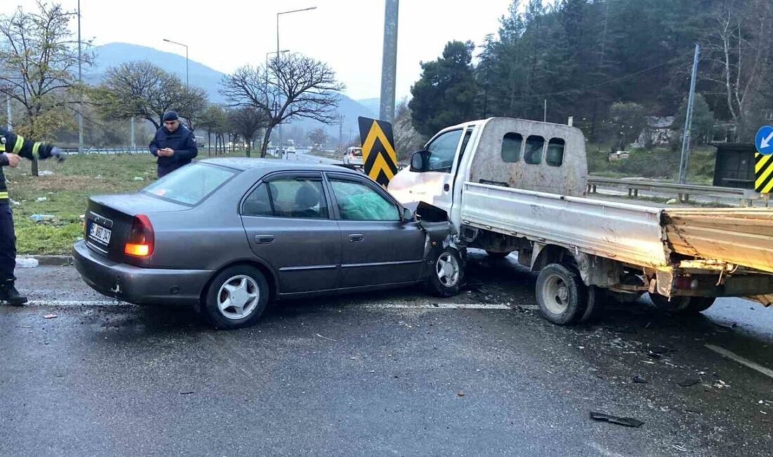Bilecik’te otomobilin kamyonetle çarpışması sonucu meydana gelen kazada 5 kişi