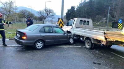 Bilecik’te otomobilin kamyonetle çarpışması sonucu meydana gelen kazada 5 kişi