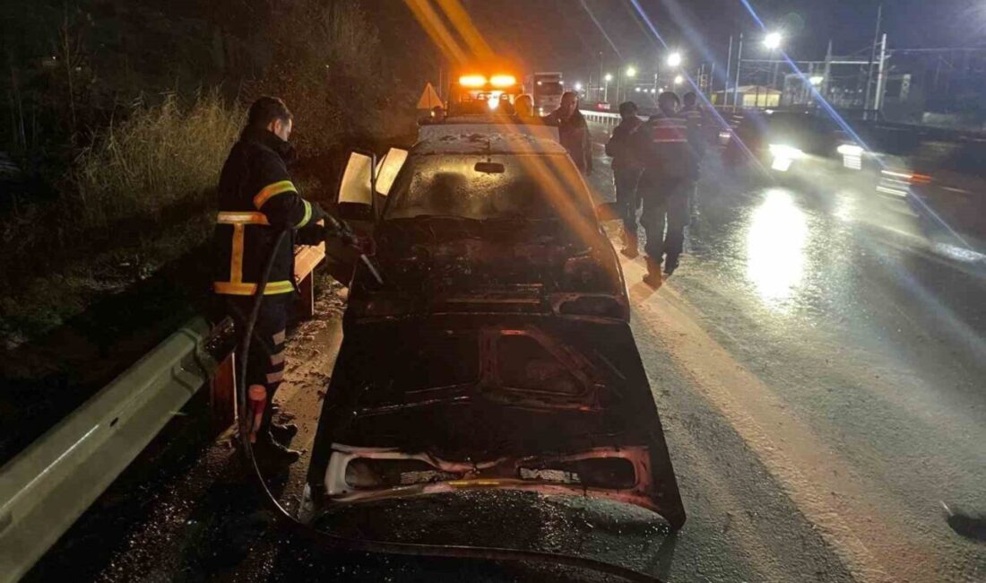 Bilecik’te seyir halindeyken aniden alev alan otomobilde çıkan yangın itfaiye