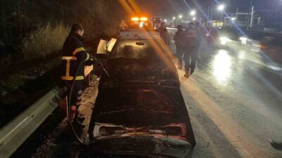 Bilecik’te seyir halindeyken aniden alev alan otomobilde çıkan yangın itfaiye