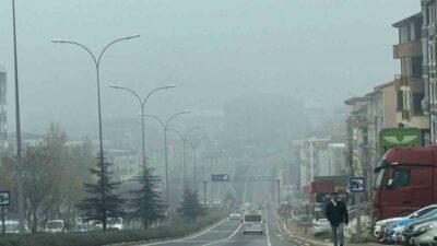 Bilecik’te sabah saatlerinde etkili olan sis, kent genelinde görüş mesafesini