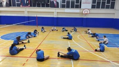 Bilecik’te Gençlik ve Spor İl Müdürlüğü bünyesinde gerçekleştirilen voleybol antrenmanları