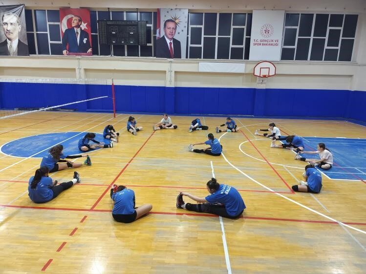 Bilecik’te spor okullarında voleybol antrenmanları sürüyor Bilecik’te Gençlik ve Spor İl Müdürlüğü bünyesinde gerçekleştirilen voleybol antrenmanları