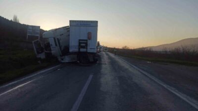 Bilecik’in Osmaneli ilçesinde kontrolden çıkan tırın karıştığı kazada sürücü hafif