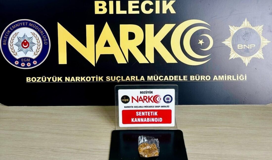 Bilecik’te uyuşturucu operasyonu: 2 gözaltı Bilecik’in Pazaryeri ilçesinde gerçekleştirilen narkotik operasyonunda uyuşturucu madde ele geçirilirken,