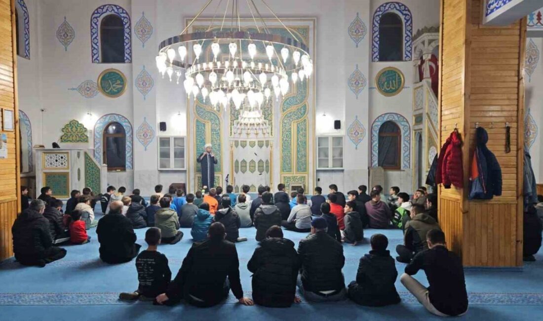Bilecik’te yürütülen “Vakti Kuşanmak” projesi kapsamında öğrenciler Yunus Emre Camii’nde