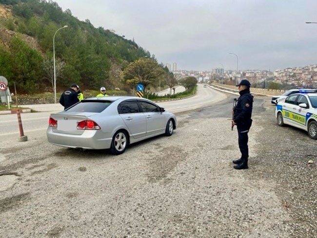 Bilecik’te yapılan yol kontrolde uygulamasında yasal kalış hakkı bulunmayan 2