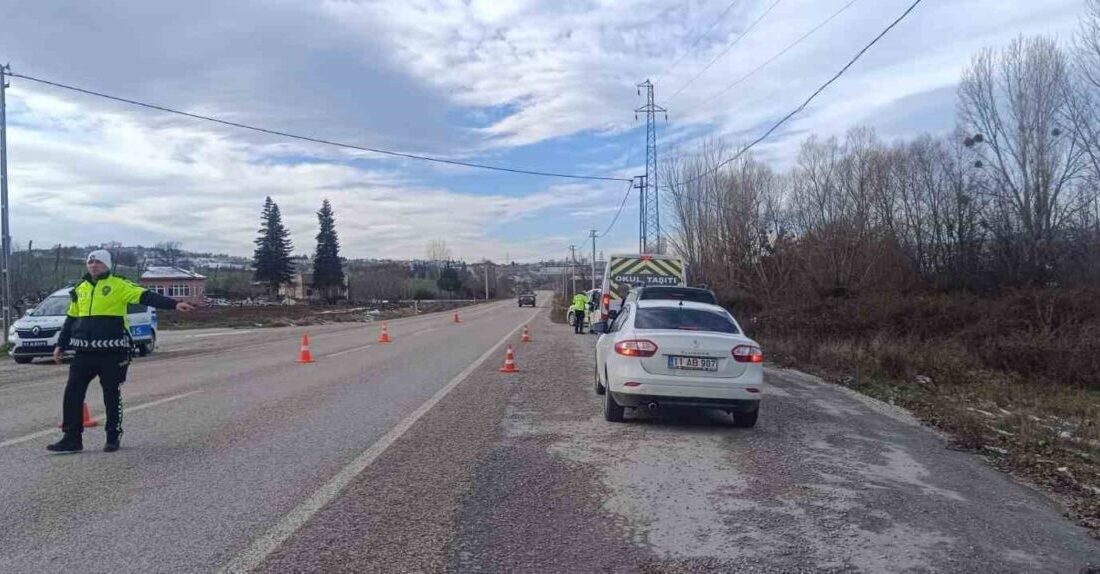 Bilecik’te yeni yıl öncesi kapsamlı denetim Bilecik’in Pazaryeri ilçesinde, yeni yıl öncesi vatandaşların huzur ve güvenliğini