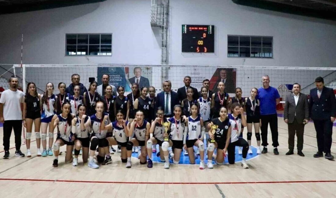 Bilecik’te Yıldız Kızlar Voleybol finali heyecanı Bilecik’in Bozüyük ilçesinde Yıldız Kızlar Voleybol final maçı heyecanlı anlara