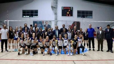 Bilecik’in Bozüyük ilçesinde Yıldız Kızlar Voleybol final maçı heyecanlı anlara