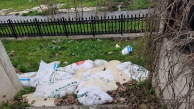 Bilecik’te yol kenarına atılan ve içinde ekmek hamuru tespit edilen