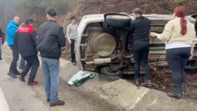 Bolu’da Abant Gölü Milli Parkı yolunda kontrolden çıkan bir otomobil,